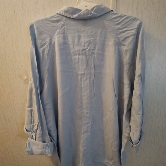 Universal Threads Women's Size XL Blue long sleeve button up - Picture 5 of 5
